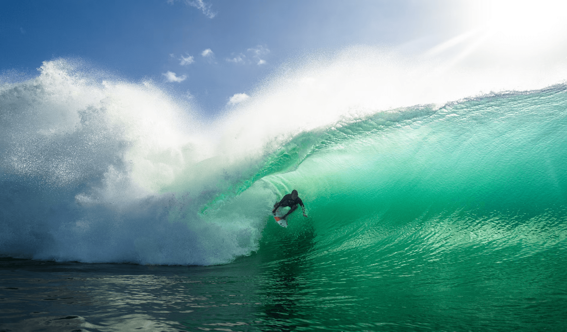 Surfeur prenant une vague et faisant un tube