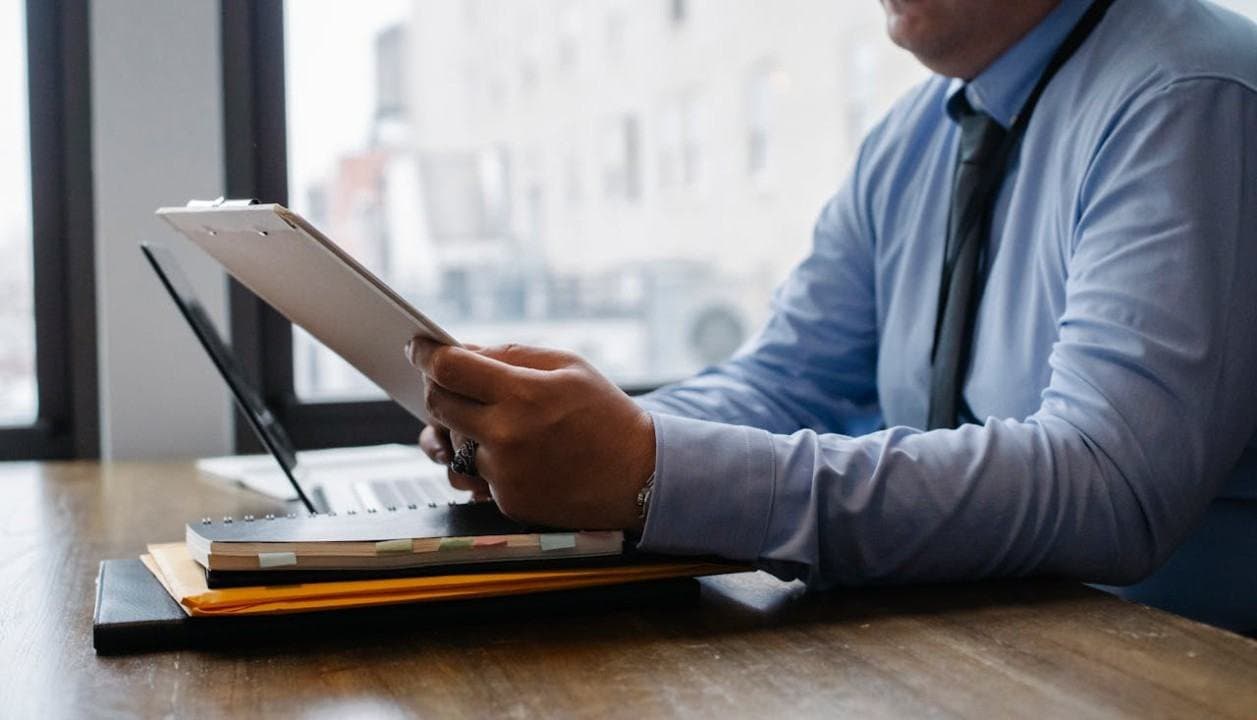 Dirigeant consultant un document