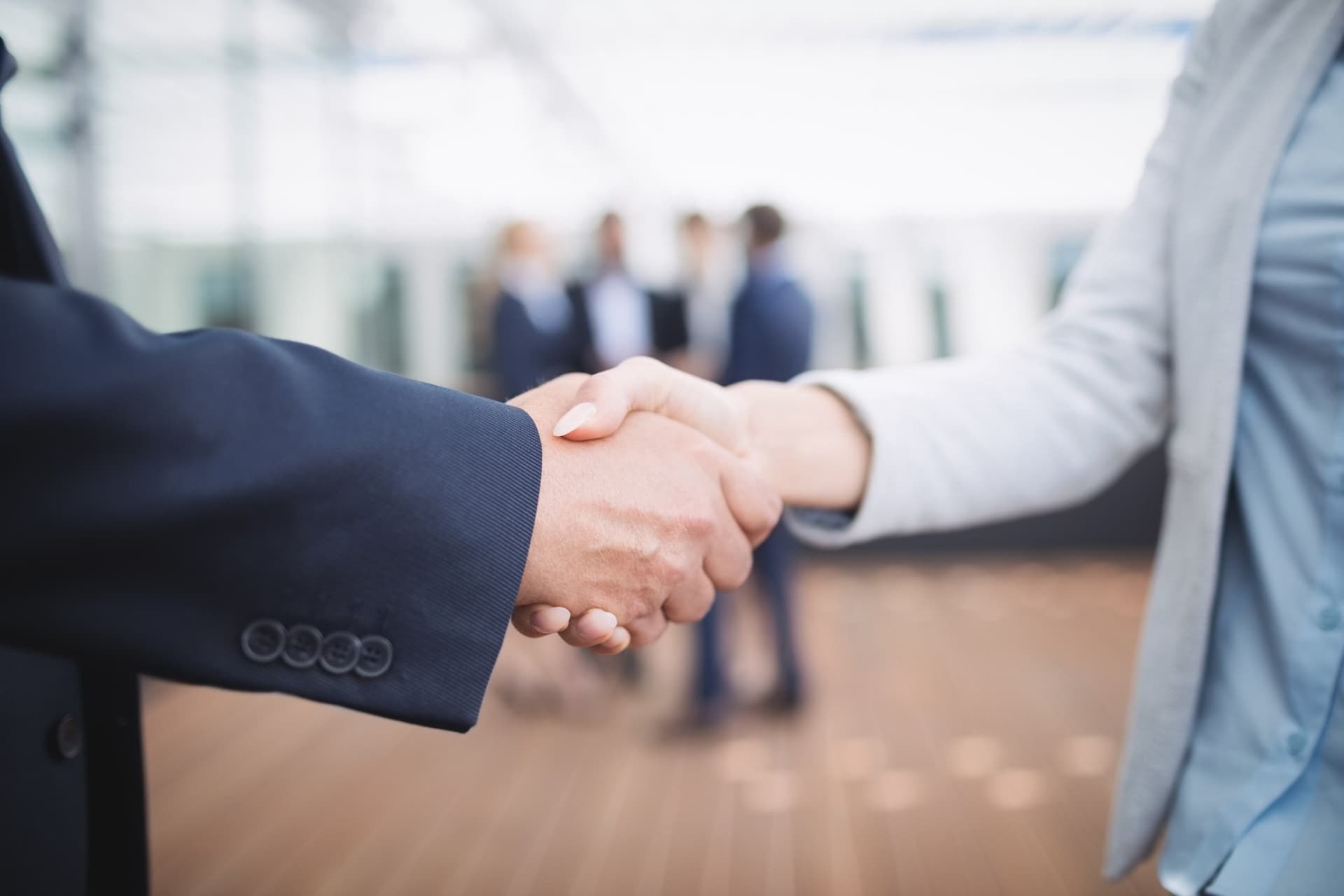 Poignée de main entre deux professionnels