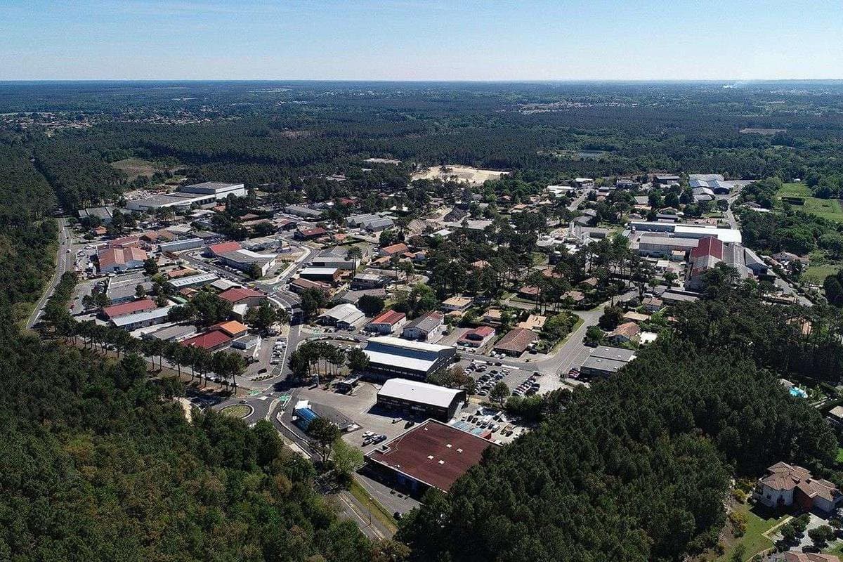 Vue aérienne d'une zone d'activité landaise